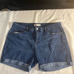 Signature Levi’s Denim Blue Women's Shorts size 18 dark wash